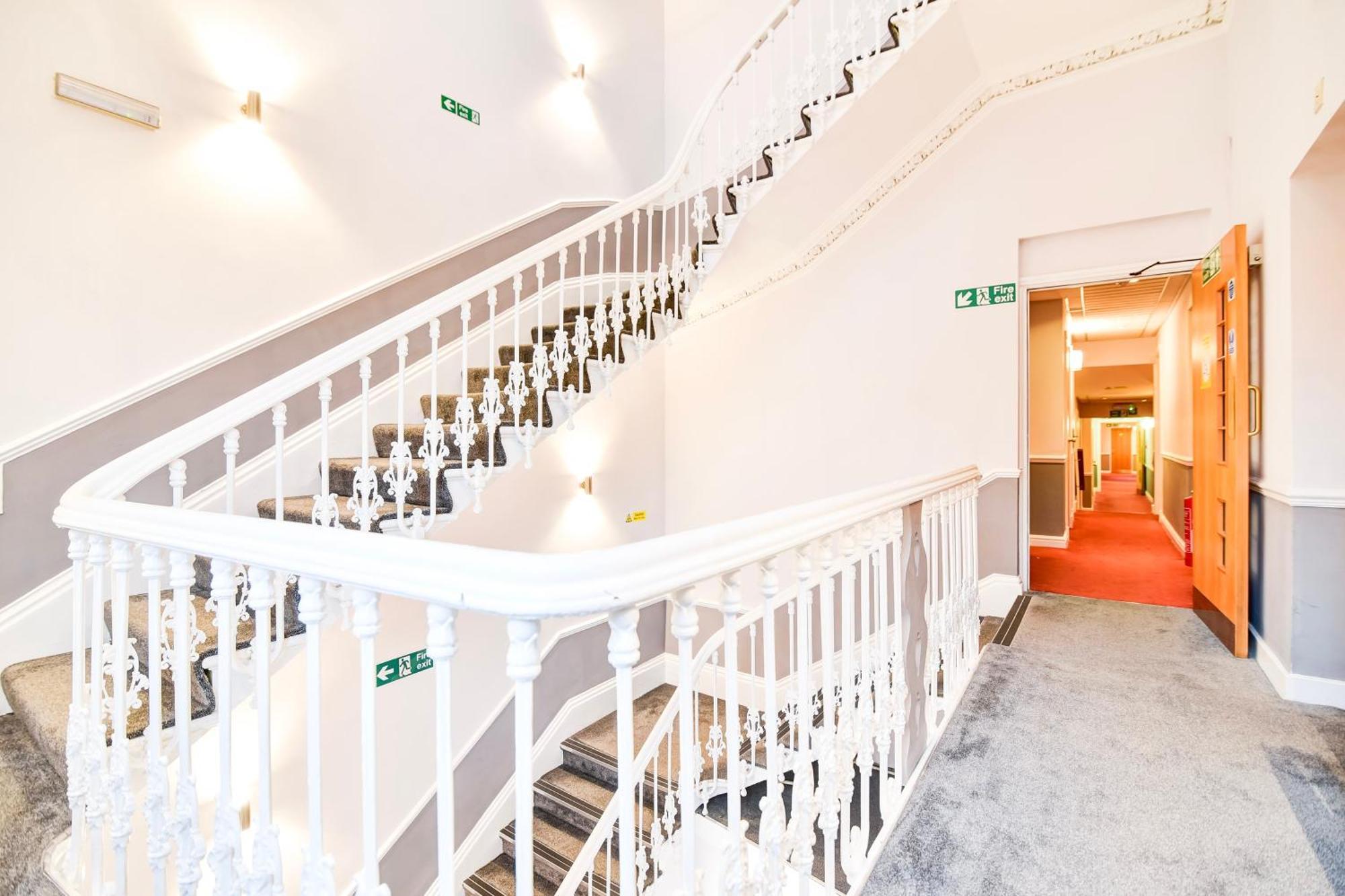 Hotel Aston Court Centre By Belvilla 3*