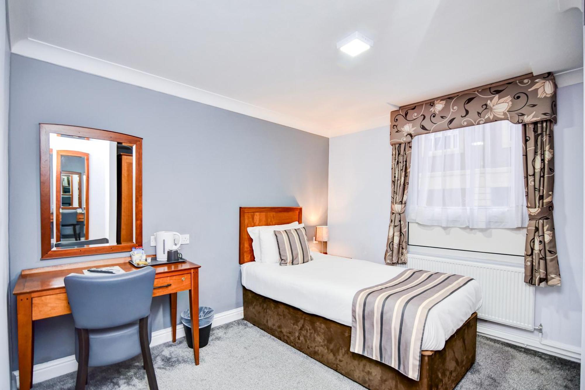Aston Court Centre By Belvilla Hotel 3*