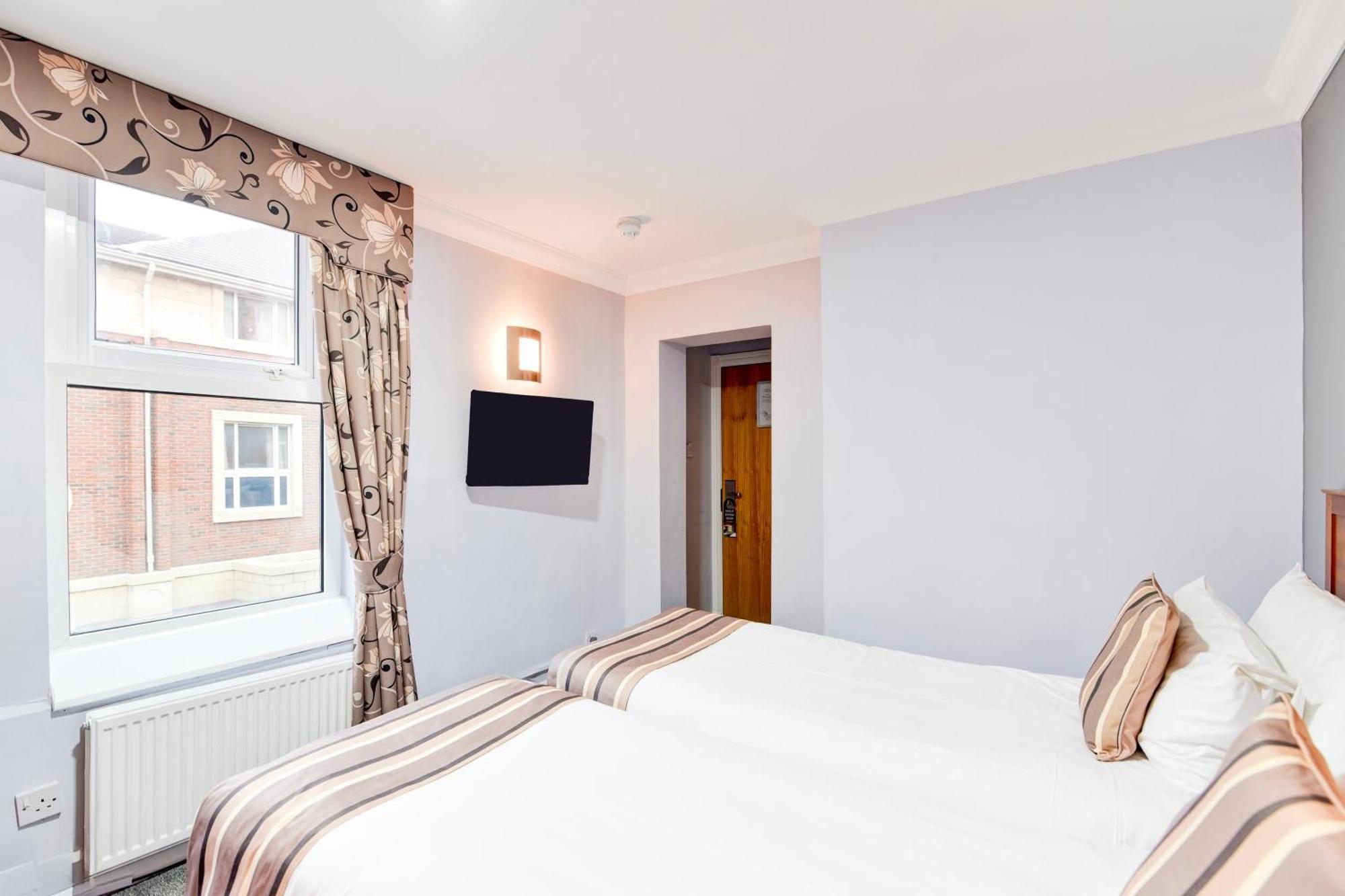 Aston Court Centre By Belvilla Hotel 3*