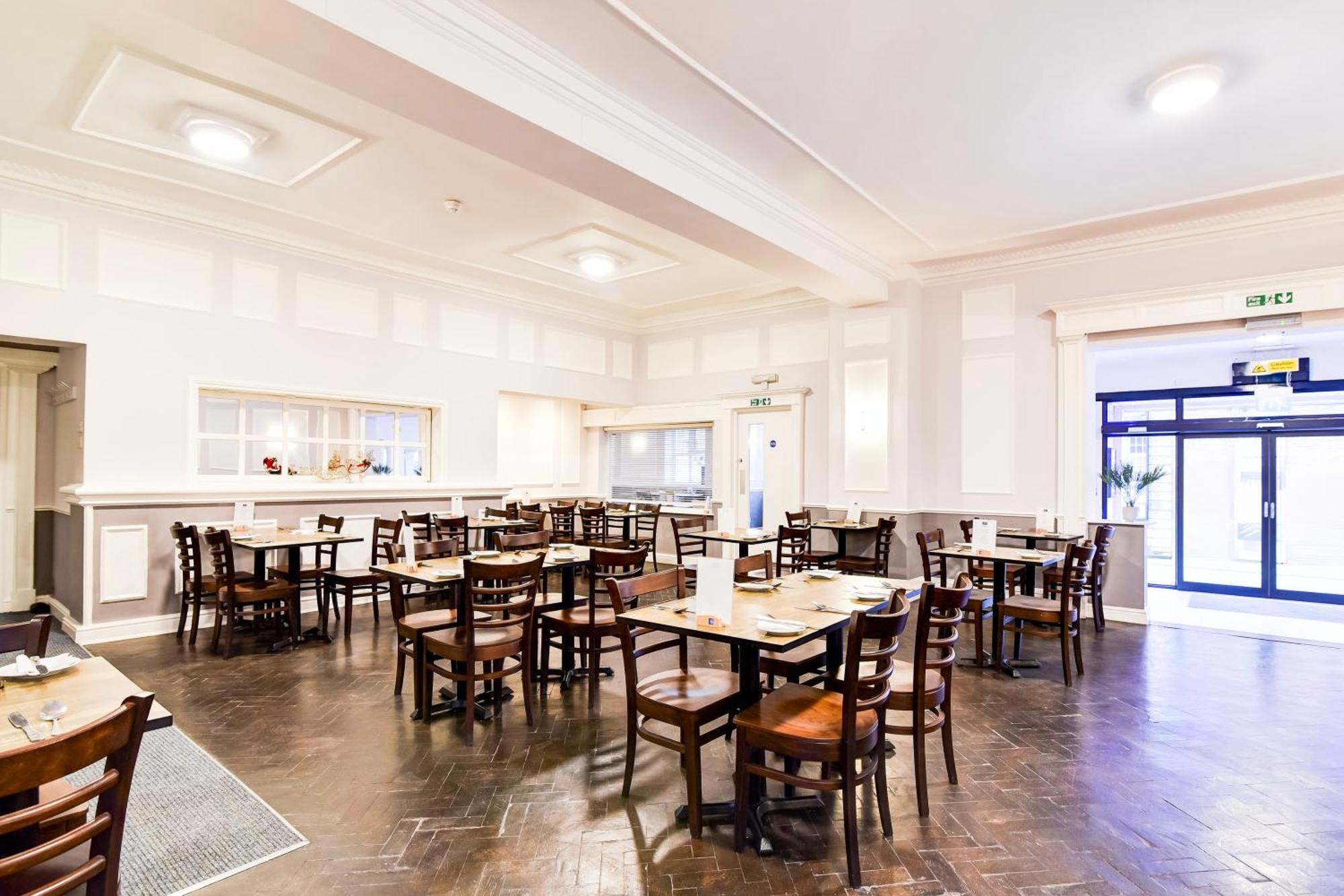 Hotel Aston Court Centre By Belvilla